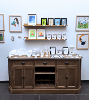 Meuble ancien en bois servant de présentoir avec des étagères murales