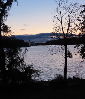 Sonnenuntergang mit Fähre