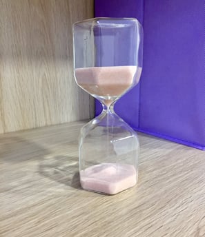 Primer plano de un reloj de arena