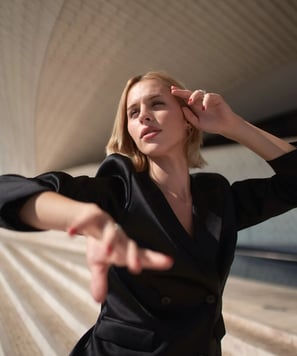 portrait d’une mannequin blonde dans un style éditorial, pose dynamique et regard expressif