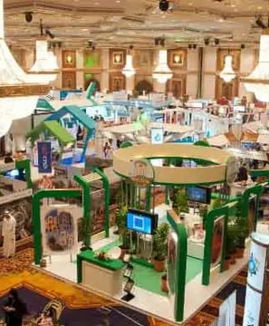 معرض بتصميم عصري يستخدم خامات متعددة لإبراز المنتجات.بوث عصري، خامات متعددة، إبراز المنتجات.