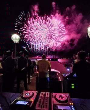Festa in piazza di Santa Chiara con fuochi d'artifici