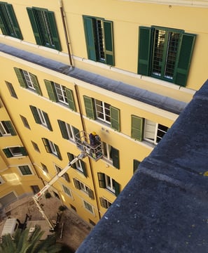 Intervento con braccio meccanico sulla facciata di un palazzo- Cagil Costruzioni