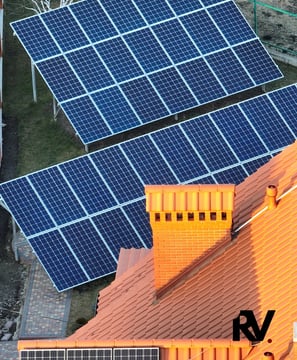 Instalación de paneles solares fotovoltaicos sobre tejado en reforma sostenible en Valencia realizada por Reformistas Valenci