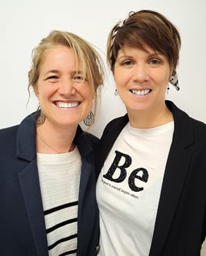 deux femmes debout l'une à côté de l'autre dans une pièce