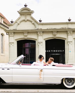 Une voiture de location pour mariage avec les mariés