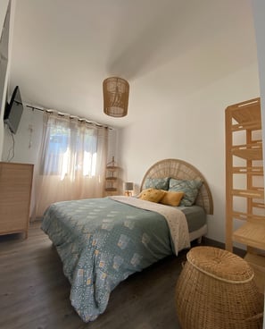 uune chambre avec un lit et un panier en osier dans le sud de La Réunion