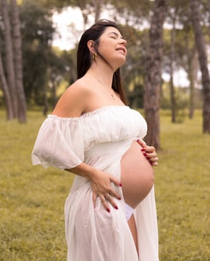 Sessió de fotos d'embaràs a Girona amb una dona embarassada en un entorn natural exterior