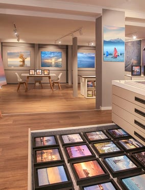 Innenansicht der Bodenseefoto-Galerie in Überlingen - Ausgestellte Fotos und Schubladen mit Bildern