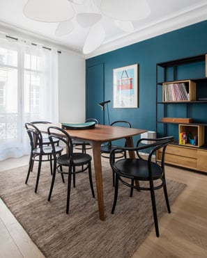 salle a manger bleue et bois naturel