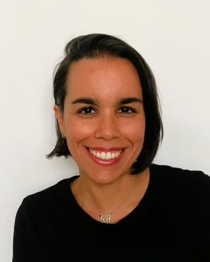 Mujer de pelo corto morena y sonriente que lleva una camisa negra