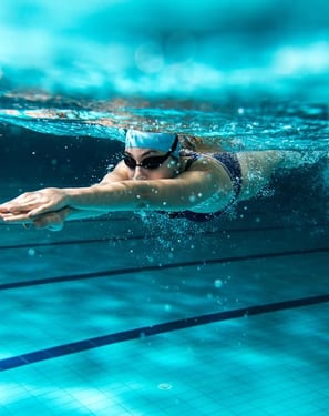 donna che nuota in piscina olimpionica 