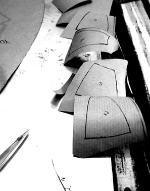 Bespannung für Lampenschirm Planung Schnittmuster Einzelteile nummerieren Papier Schere