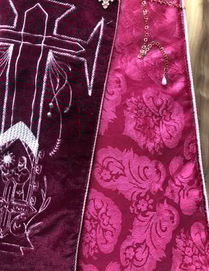 étole de prêtre rouge à la doublure à motifs et aux broderies complexes