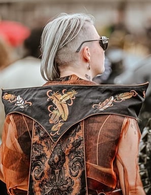 tenue de prêtresse brodée de plumes