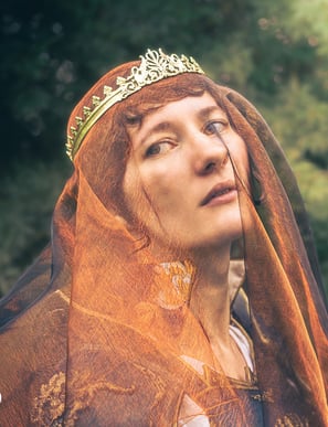 Princesse avec un voile translucide sur le visage