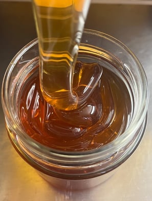 Honig fließt in ein Glas