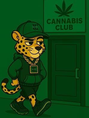 Leopardo Fresh CBD caminando frente a puerta de club cannábico