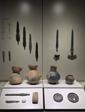 Daggers and pottery