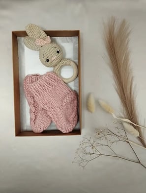 Rankų darbo dovanų rinkiniai barškutis ir kojinytės kūdikiams