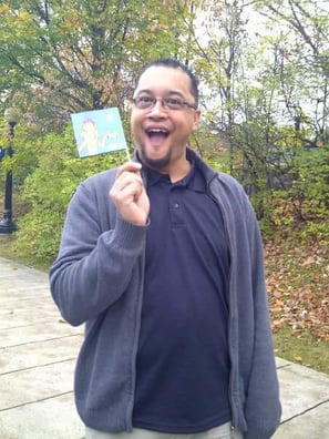 un homme tenant un petit drapeau