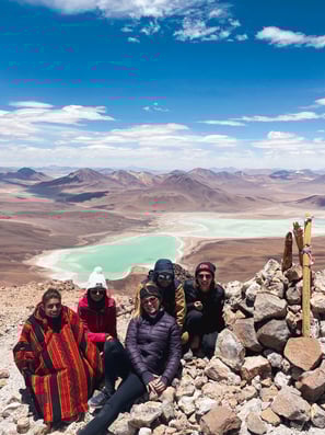 Photo de groupe en haut du sommet licancabur avec magnifique vue sur la Laguna Verde.