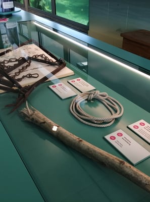 Vitrine mit historischen Objekten.