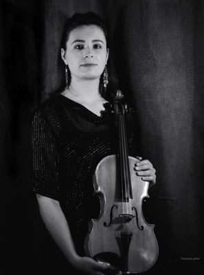 Lidia Plana viola player and freelance musician