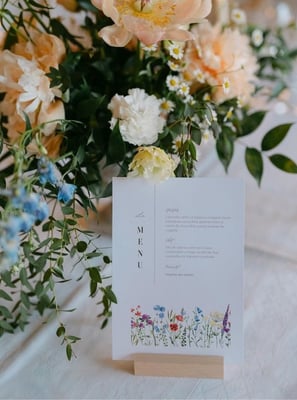 composition florale mariage estival et menu