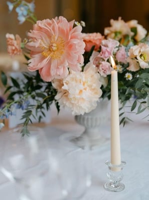 centre de table fleurs pastels et bougie