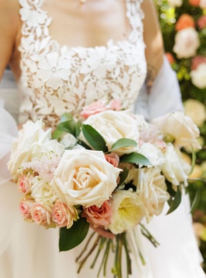 bouquet de mariée teintes pastels avec roses