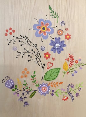 Détails de motifs décoratifs floraux peints sur des portes en bois massif.