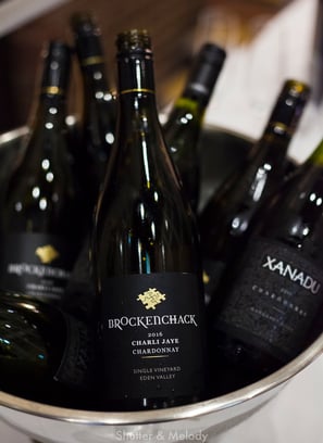 Flaschen mit australischem Wein in einem Eiskübel.