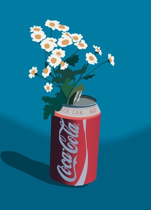un coca qui sert de vase pour des marguerites