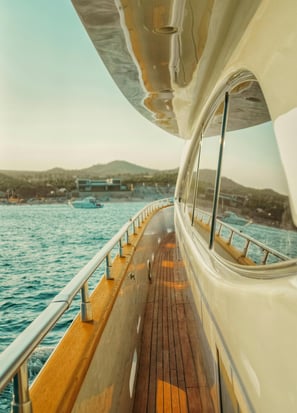 pont en bois d'un yacht de luxe