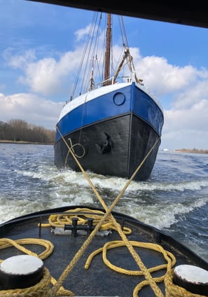 woonboot wordt gesleept in Amsterdam, sleepvaart, sleepklus