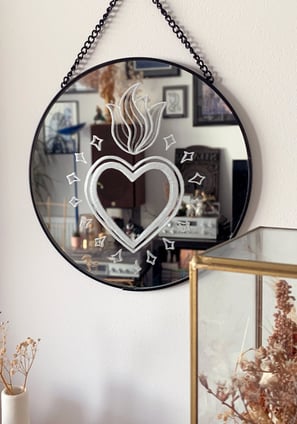 salon mur décoration miroir gravé coeur