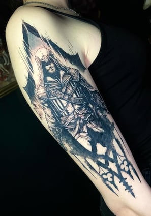 a woman with a tattoo on her arm tatouage gap tattoo 05 assasin screed