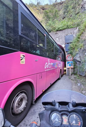 Bus sortant d'un tunnel a Cilaos