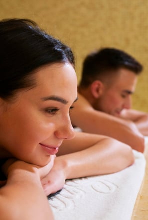 un homme et une femme se faisant masser en duo