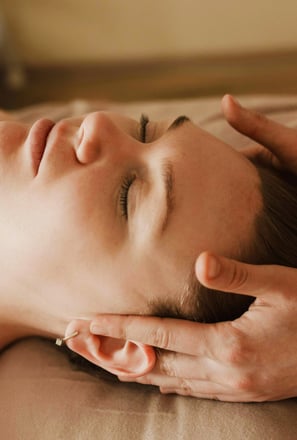 une femme ayant un massage kobido