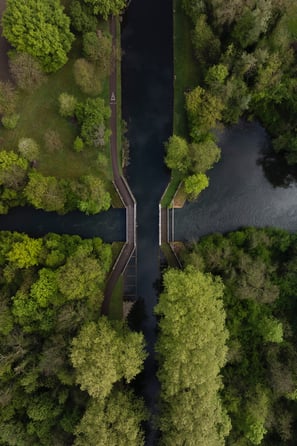 vue aérienne du pont-canal de la thumenau à Strasbourg, mettant en valeur l'ouvrage d'art et son environnement naturel