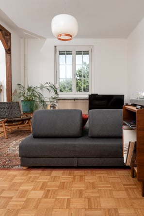 intérieur ancien d'un appartement cosy avec luminaire suspension Chouchin reverse de chez Foscarini