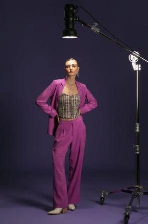 fotografia-de-modelo-em-estudio-fotografico-com-fundo-roxo