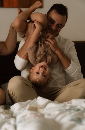 Familienfotoshooting Babyfotos Papa mit Kind im bett authentische natürliche Familienfotos Wiener Neustadt Fotograf Wien Soph