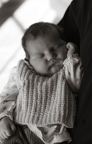 Neugeborenen Foto schwarz weiß hand im Gesicht niedlich Wiener Neustadt Sophie Sara Fotografie