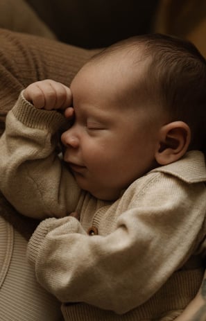 Neugeborenes im Arm der Mutter warme Farben - Neugeborenen Fotograf Wiener Neustadt - Baby Fotograf Sophie Sara Fotografie