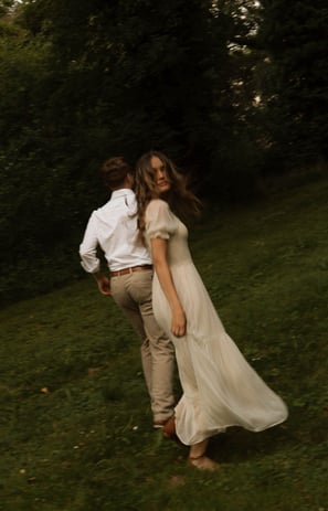 Verlobungsshooting Paarfotos in Eisenstadt in der Natur warme Farben vintage warum Schloss Pottendorf sophie sara fotografie