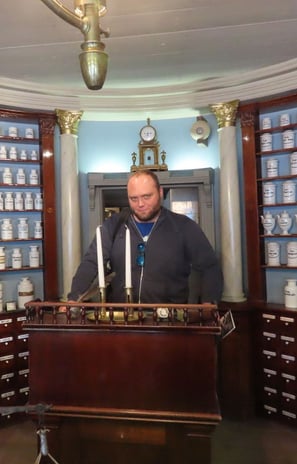 Dino als Apotheker