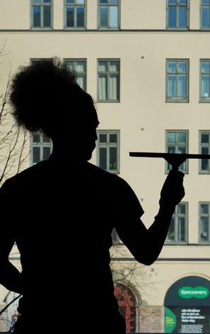 Fönsterputs i stadsmiljö – Södermalm Fönsterputs i arbete vid butikslokaler